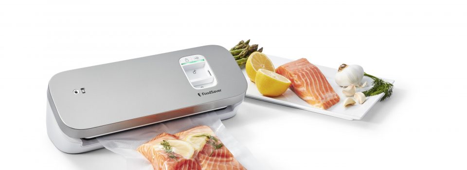 https://foodsavereurope.com/wp-content/uploads/2019/11/VS1191x-foodsaver-compact-appliance-white-silver-with-food-left-angle-1-960x350-1.jpg